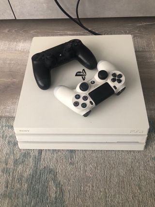 Ps4 Pro Blanca 1 tb + 2 Mandos