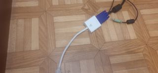 2 Monitores antiguos con adaptadores HDMI