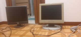 2 Monitores antiguos con adaptadores HDMI