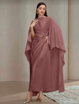 Vestido capa con hebilla metálica