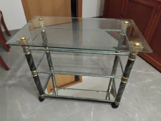 Mesa auxiliar cristal y metal dorada