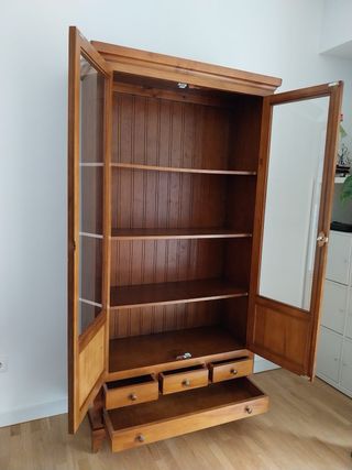 Vitrina de madera de pino barnizada