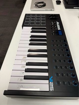 Controller MIDI Alesis VI25