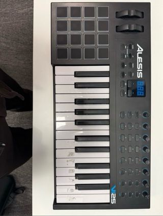 Controller MIDI Alesis VI25