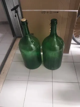 Coppia damigiane a forma di bottiglione.