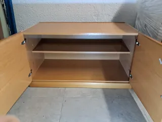 Mueble de madera marrón