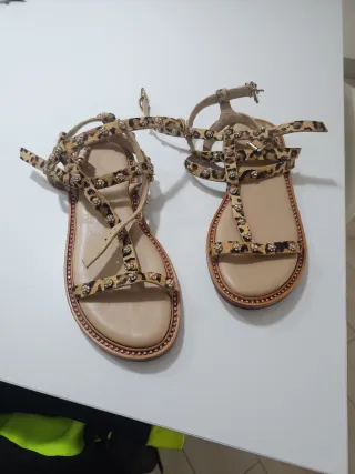 Sandali beige con stampa animalier