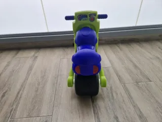 Moto correpasillos Juguettos azul y verde
