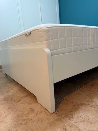 Cama con colchón y somier