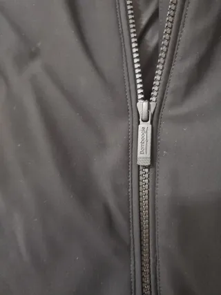 Giubbotto nero imbottito con cappuccio