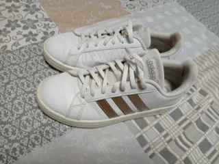 Deportivas Adidas Mujer Blancas y Doradas
