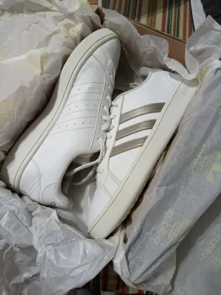 Deportivas Adidas Mujer Blancas y Doradas