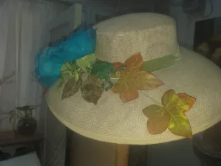 Tocado de señora beige y azul sin usar