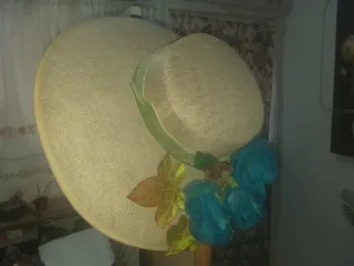 Tocado de señora beige y azul sin usar