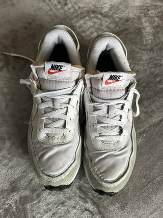 Zapatillas Nike grises y blancas