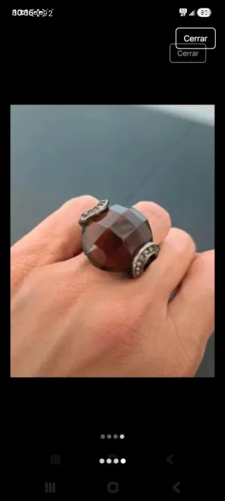 Anillo marrón con detalles plateados