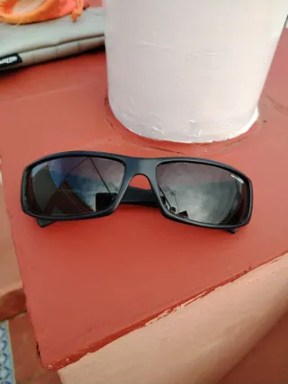 Gafas de sol Arnette negras.