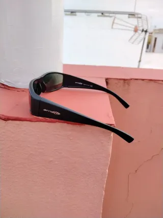 Gafas de sol Arnette negras.