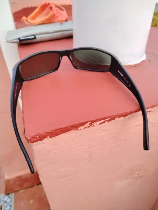 Gafas de sol Arnette negras.