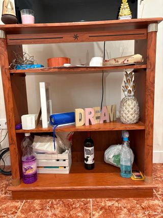 Mueble de salón de madera y plástico