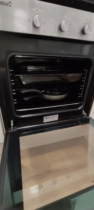 Placa de cocina a gas negra y horno eléctrico