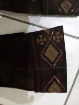 Stivali in camoscio marrone con ricami