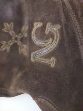 Stivali in camoscio marrone con ricami