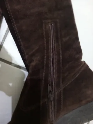 Stivali in camoscio marrone con ricami