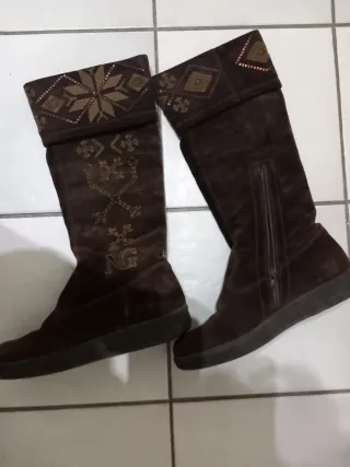 Stivali in camoscio marrone con ricami