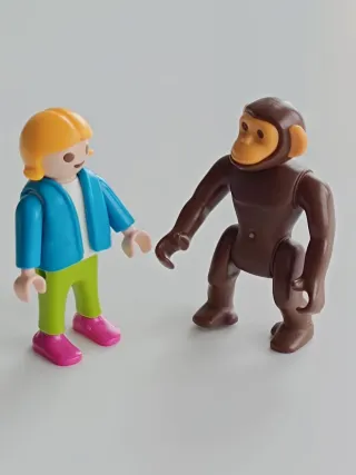 Playmobil niña con mono