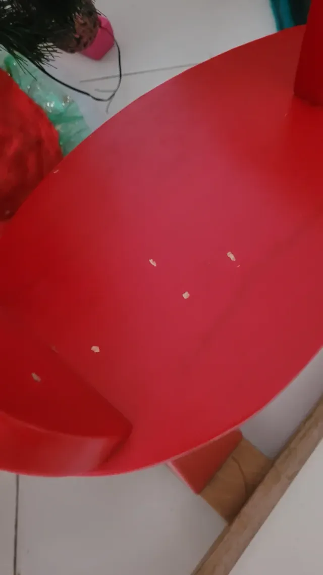 Reno de madera rojo para balancearse