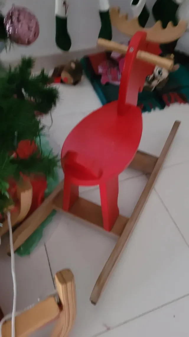 Reno de madera rojo para balancearse