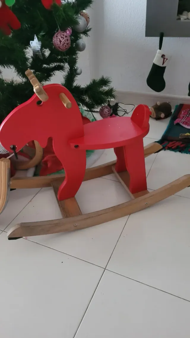 Reno de madera rojo para balancearse