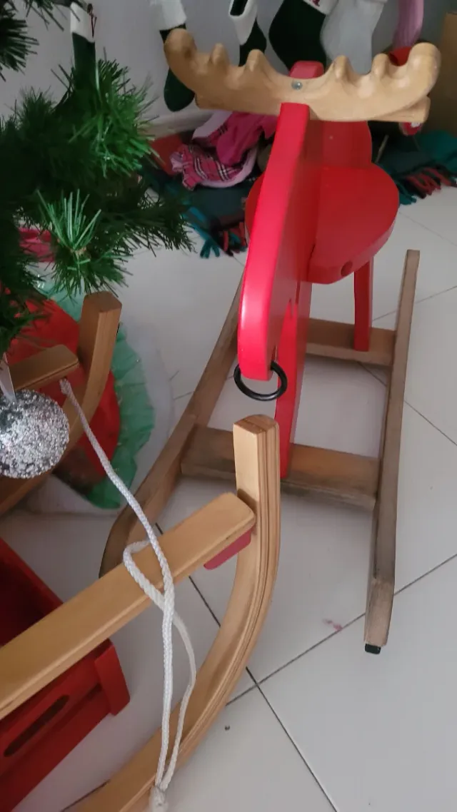 Reno de madera rojo para balancearse