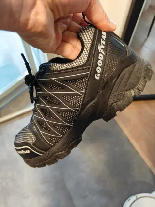 Zapatos de seguridad Goodyear negros y grises