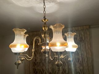 Lámpara de salón dorada y transparente