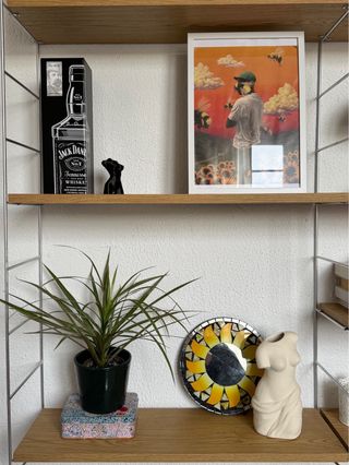 Estantería modular de madera y metal