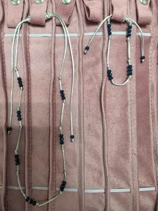 Conjunto collar y pulsera con cristales.