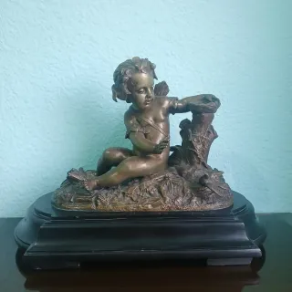 Escultura de bronce de cupido