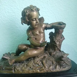 Escultura de bronce de cupido
