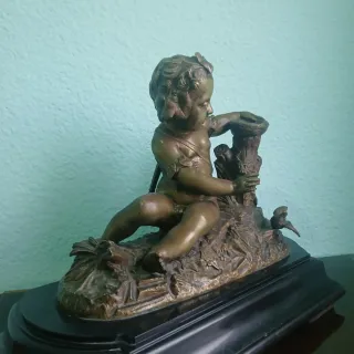 Escultura de bronce de cupido