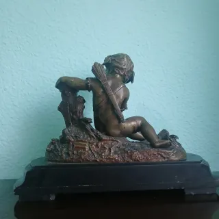 Escultura de bronce de cupido