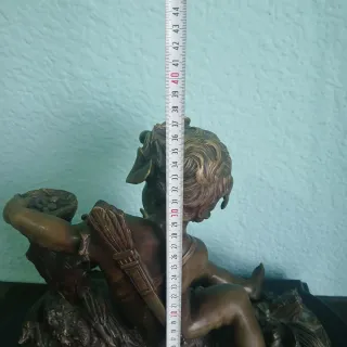 Escultura de bronce de cupido