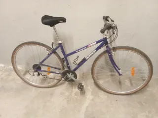Bicicleta Decathlon Riverside Morada.   RUEDAS 700