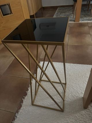 Mesa auxiliar dorada cristal negro
