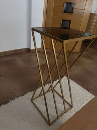 Mesa auxiliar dorada cristal negro