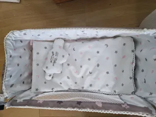 Cuna de colecho juguete.