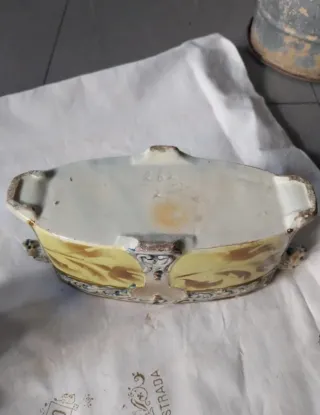 Antiguo macetero decorado