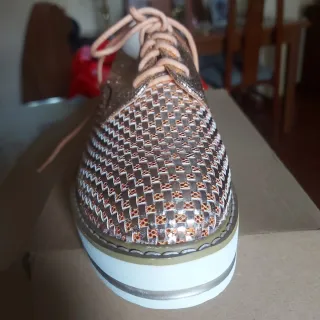 Zapatos dorados de plataforma