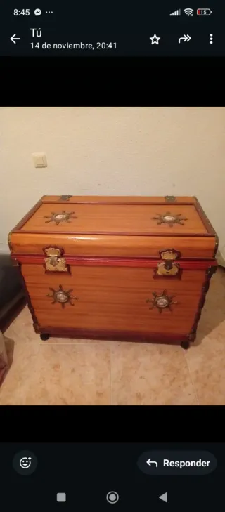 Baúl de madera y metal